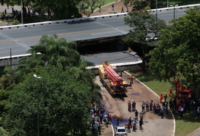 Parte de viaduto em Brasília que desabou