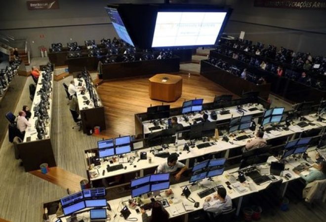 Operadores trabalham na Bovespa, no centro de São Paulo