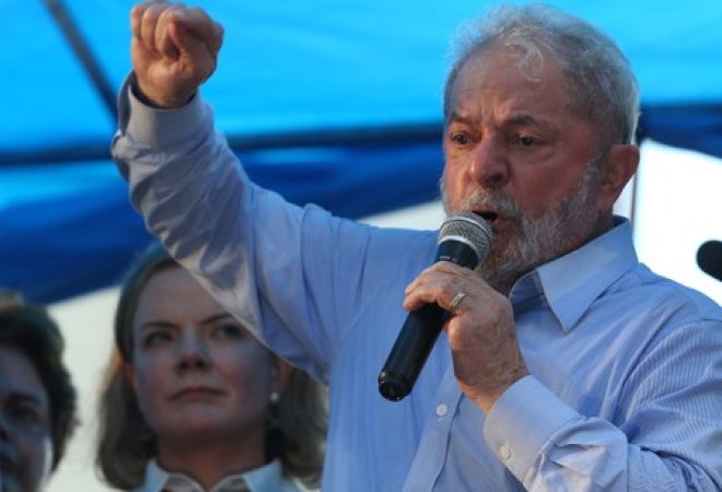 Ex-presidente Luiz Inácio Lula da Silva discursa em Porto Alegre