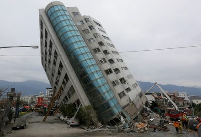 Funcionários de resgate trabalham perto de prédio abalado por terremoto em Hualien, em Taiwan
