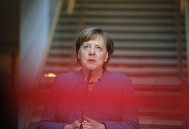 A chanceler alemã Angela Merkel faz declaração antes de negociações da coalizão na sede do Partido Social Democrata em Berlim, na Alemanha