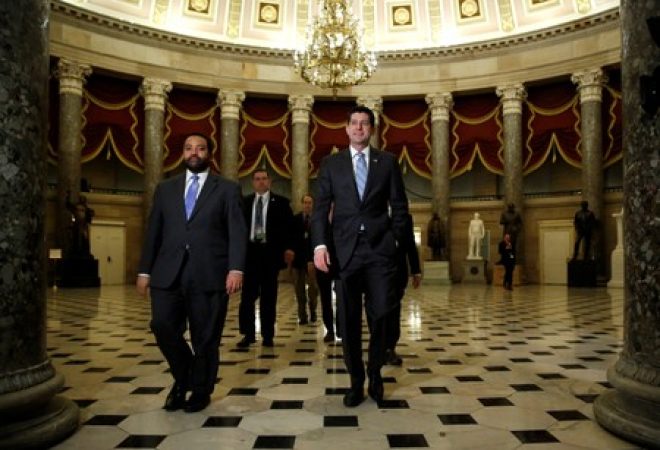 Presidente da Câmara dos Deputados dos Estados Unidos, Paul Ryan, chega ao plenário em Washington
