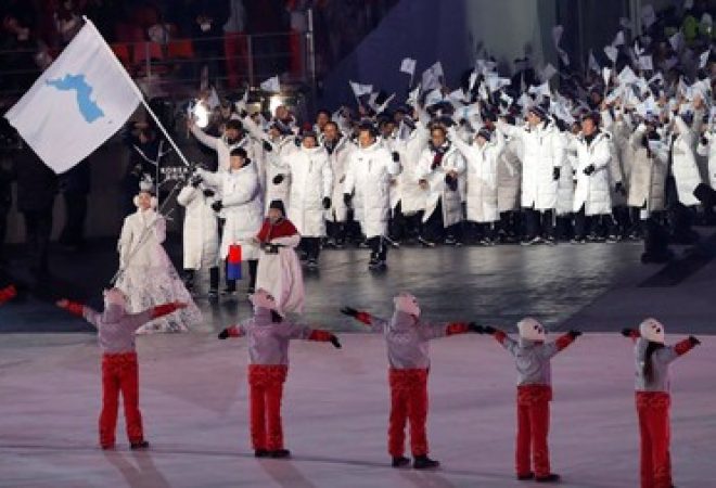 Hwang Chung Gum e Won Yunjong da Coreia carregam bandeira nacional durante cerimônia de abertura da Olimpíada de Inverno de Pyeongchang