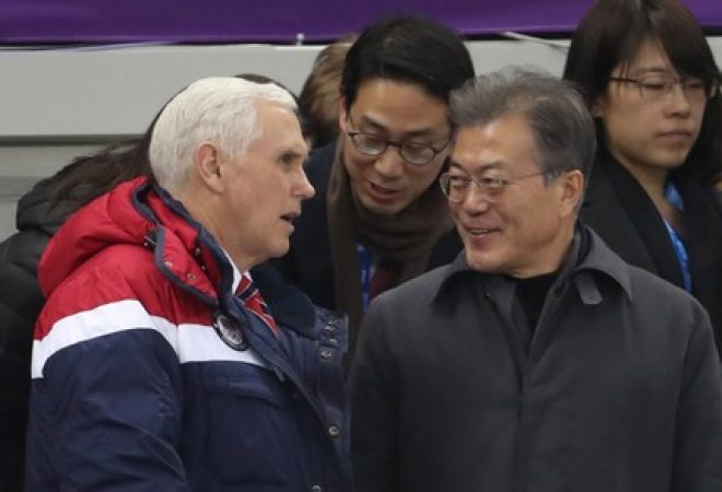 Vice-presidente dos EUA, Mike Pence (esquerda), conversa com o presidente da Coreia do Sul, Moon Jae-in durante os Jogos Olímpicos de Inverno em Pyeongchang