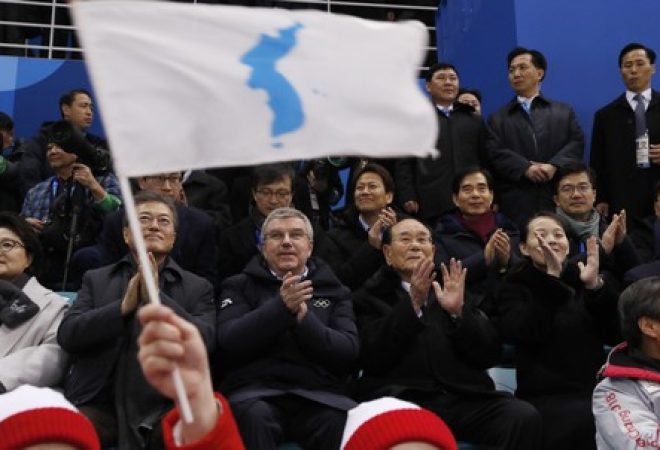 Presidente do COI, Thomas Bach (centro), durante cerimônia de abertura dos Jogos Olímpicos de Inverno em Pyeongchang