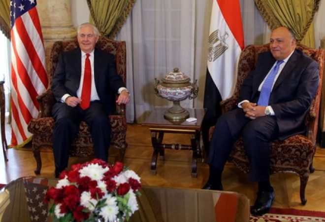 Secretário de Estado dos EUA, Rex Tillerson, durante encontro com o ministro de Relações Exteriores do Egito, Sameh Shoukry, no Cairo