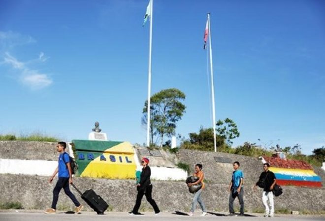 Venezuelanos atravessam fronteira e entram no Brasil pelo município de Pacaraima, em Roraima