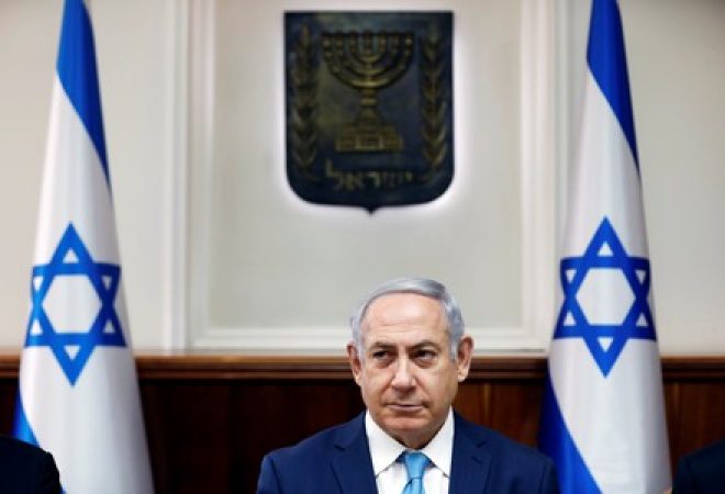 Premiê Benjamin Netanyahu em seu gabinete em Jerusalém