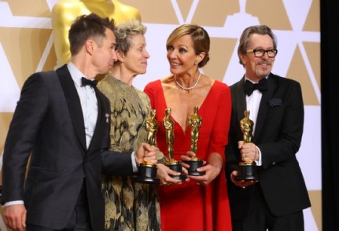 Vencedores do Oscar Sam Rockwell, Frances McDormand, Allison Janney e Gary Oldman posam para fotos em Hollywood