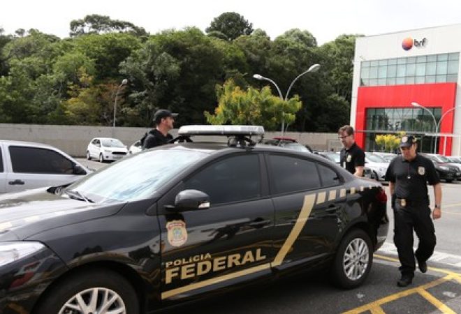 Agentes da Polícia Federal deixam sede da BRF, em Curitiba