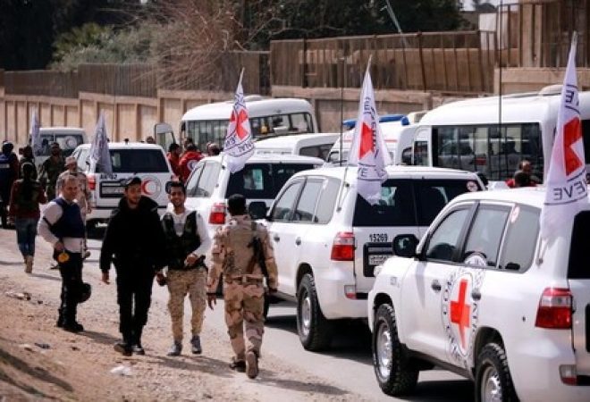 Comboio de ajuda humanitária do Comitê Internacional da Cruz Vermelha é visto entrando na região de Ghouta Oriental, na Síria