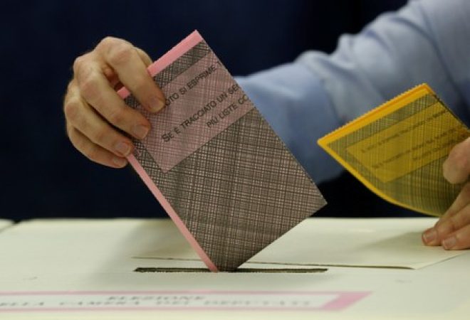 Homem vota em eleição em Milão, na Itália