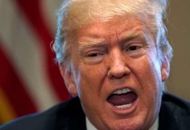 Presidente dos Estados Unidos, Donald Trump, discursando sobre taxas sobre aço e alumínio
