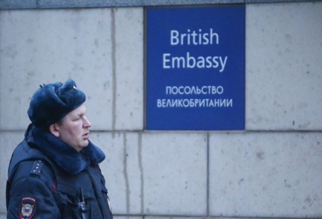 Policial russo do lado de fora do prédio da embaixada britânica em Moscou