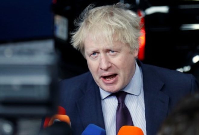 Secretário de Relações Exteriores do Reino Unido, Boris Johnson, fala com repórteres em Bruxelas, na Bélgica
