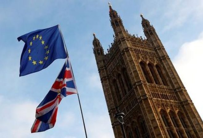 Manifestantes levantam bandeira da União Europeia e do Reino Unido em Londres