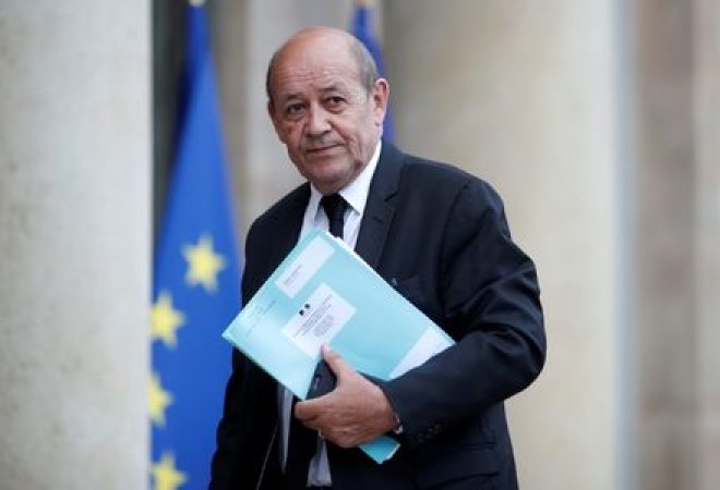 Ministro das Relações Exteriores francês, Jean-Yves Le Drian, chega ao Palácio do Eliseu, em Paris
