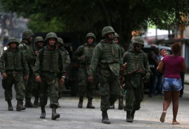 Militares fazem operação em favela do Rio de Janeiro