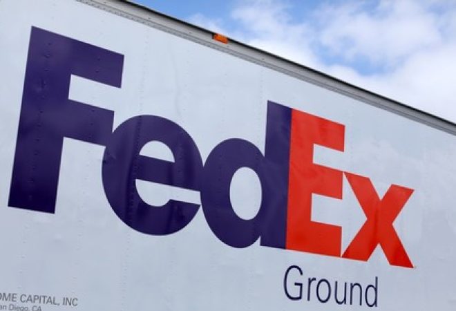 Caminhão da Fedex durante entrega na Califórnia