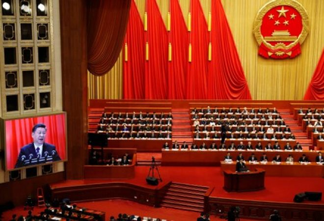 Presidente chinês, Xi Jinping, é visto no telão durante discurso de encerramento do Congresso chinês, em Pequim
