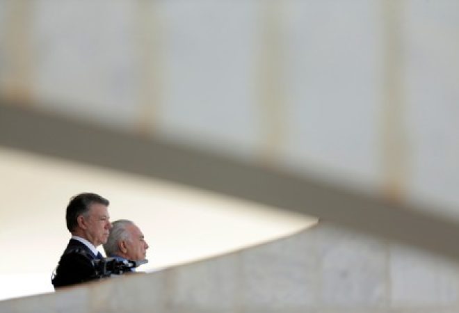 Presidente da Colômbia, Juan Manuel Santos, ouve hino nacional de seu país ao lado do presidente Michel Temer, em Brasília