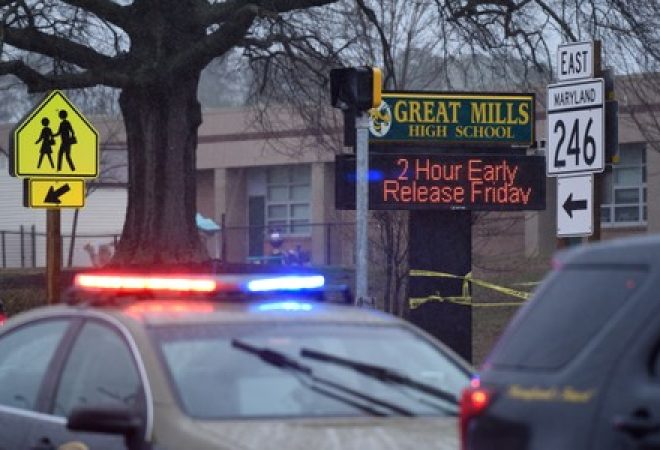 Carro de polícia em frente à escola Great Mills, em Maryland, no EUA