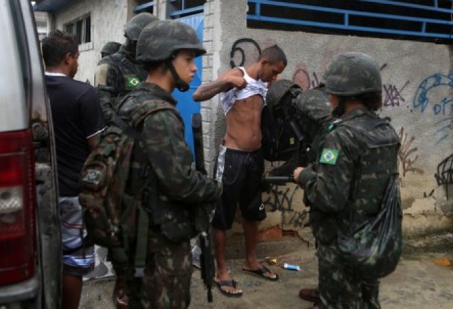 Militares fazem operação em favela do Rio de Janeiro