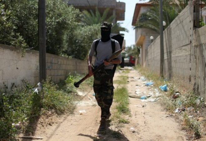 Membro das forças de segurança palestinas durante operação para prender suspeito de ataque contra premiê  Rami Hamdallah em Gaza