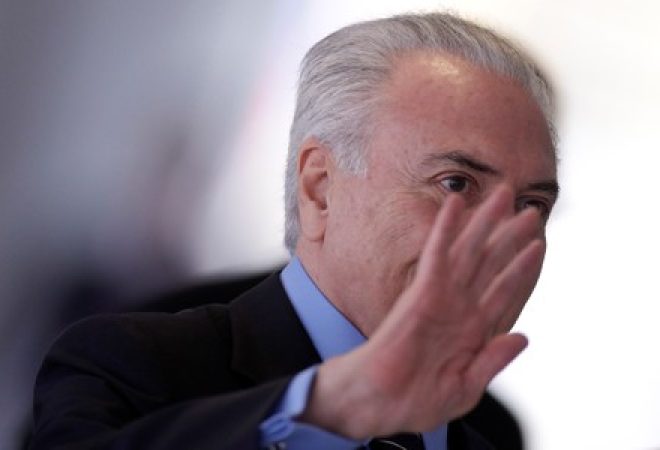 Presidente Michel Temer acena durante encontro com presidente da Colômbia, em Brasília