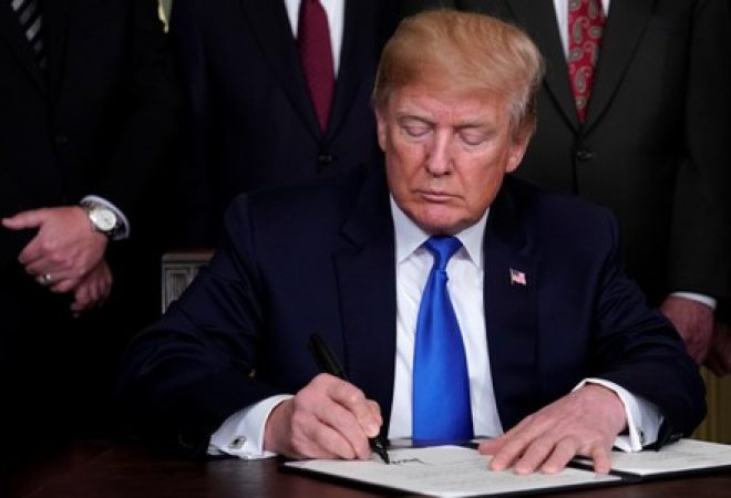 Presidente dos Estados Unidos, Donald Trump, assina plano de tarifas na Casa Branca, em Washington