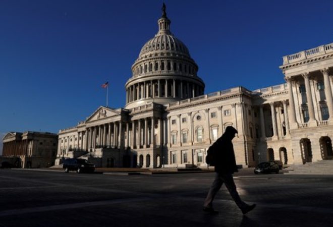 Pessoas passam pelo prédio do Capitólio, em Washington