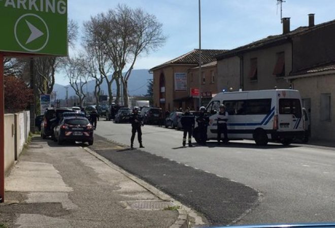 Policiais são vistos perto de supermercado onde homem mantinha reféns em Trèbes, na França