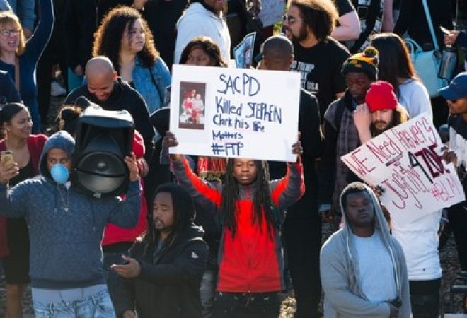 Manifestantes protestam contra a morte de homem negro desarmado pela polícia em Sacramento, Califórnia