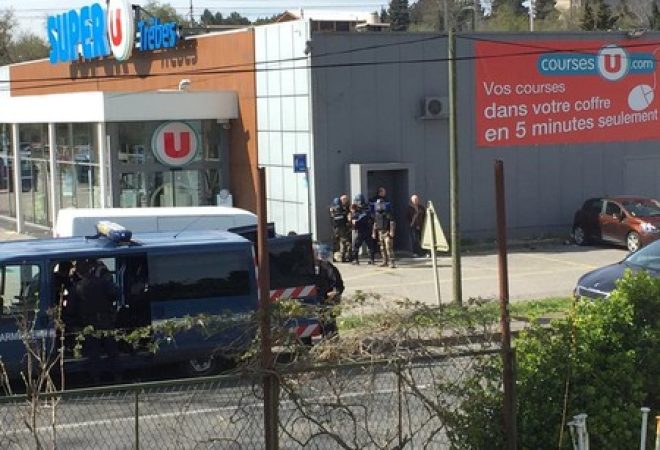 Policiais são vistos ao lado de supermercado onde homem mantinha reféns em Trèbes, na França