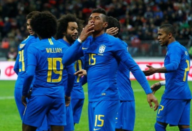 Paulinho comemora gol do Brasil contra a Rússia