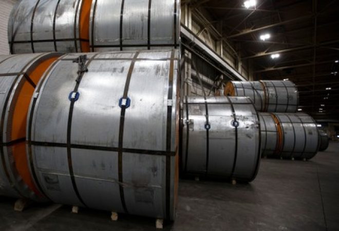Bobinas de aço em área de armazenamento