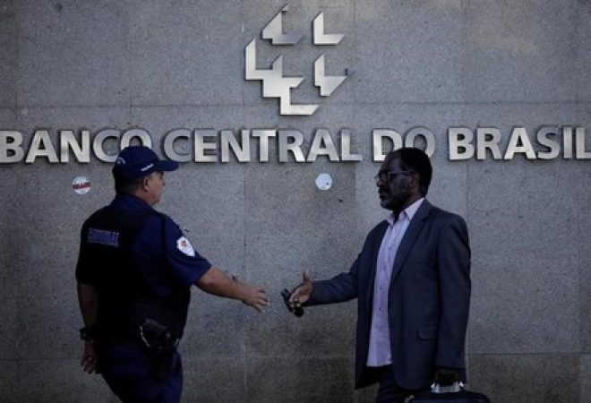 Pessoas do lado de fora do Banco Central em Brasília, no Brasil