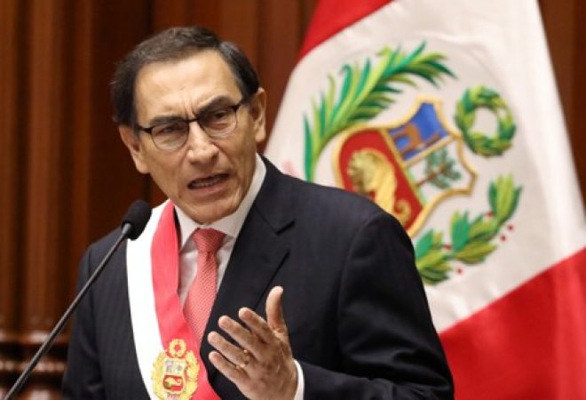 Martin Vizcarra discursa após tomar posse como presidente do Peru
