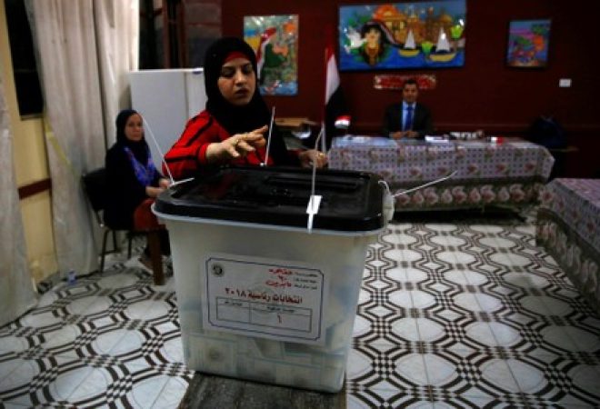 Mulher vota em eleição presidencial do Egito