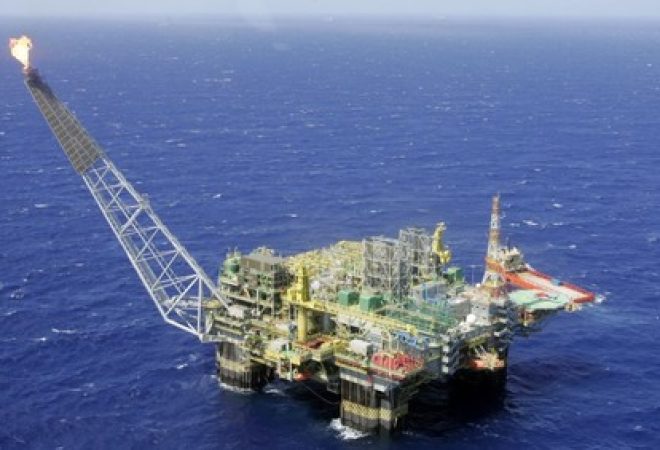 Plataforma de petróleo da Petrobras na bacia de Campos