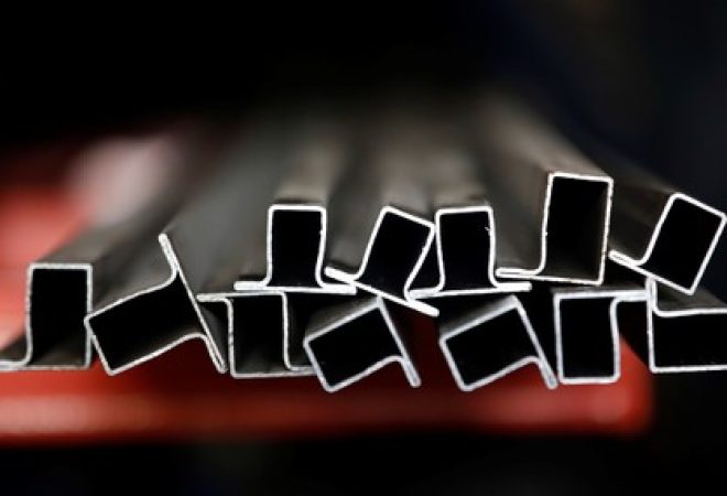 Barras de metal em galpão de armazenamento