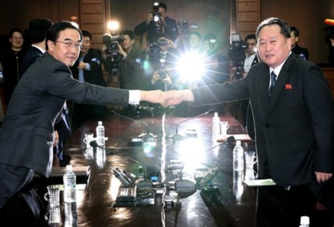Ministro da Unificação da Coreia do Sul, Cho Myoung-gyon, posa para foto com colega norte-coreano, Ri Son Gwon, no vilarejo de Panmunjom, na Coreia do Norte