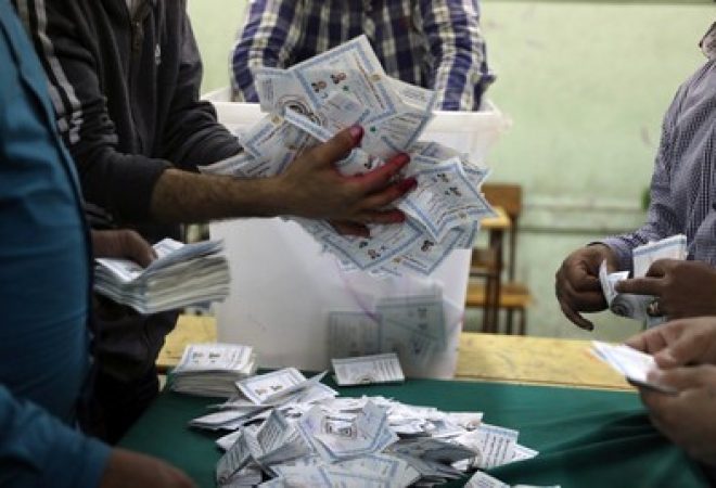Funcionários apuram votos de eleição presidencial em Cairo, no Egito