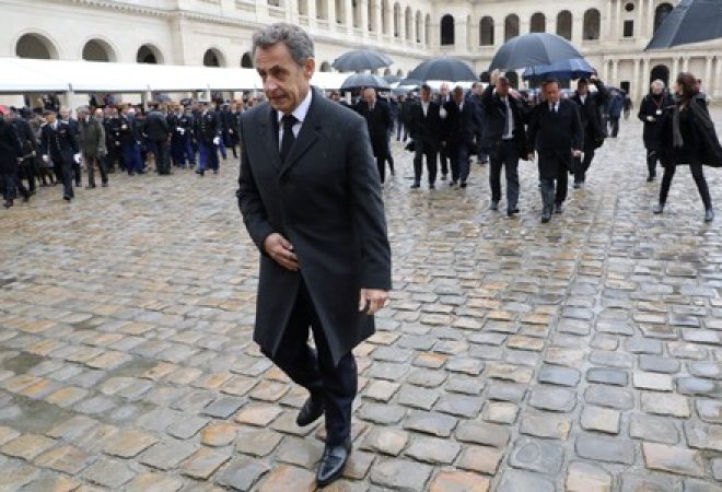 Ex-presidente francês Nicolas Sarkozy deixa cerimônia em Paris