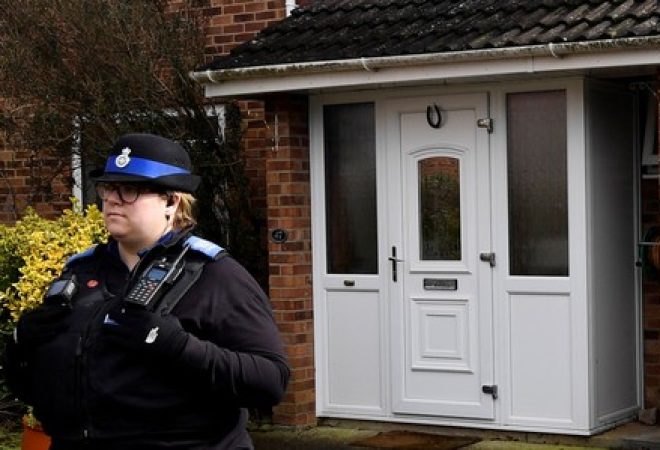Policial em frente à residência do ex-espião russo Sergei Skripal na cidade inglesa de Salisbury