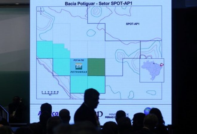 Representantes de empresas durante leilão de áreas de petróleo e gás, no Rio de Janeiro