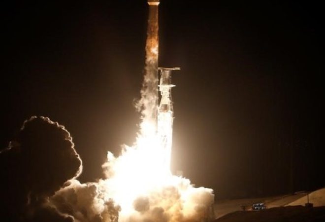 Lançamento do foguete SpaceX Falcon 9 da base Vandenberg da Força Aérea na Califórnia. 22/02/2018. REUTERS/Gene Blevins