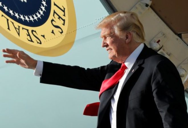 Presidente Donald Trump desembarca no Aeroporto Internacional de Palm Beach para a Páscoa. 29/03/2018.  REUTERS/Yuri Gripas