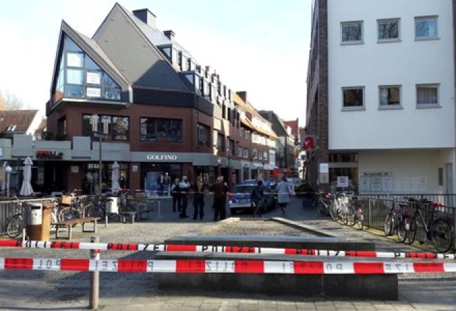 Polícia bloqueia uma rua perto do lugar onde um homem avançou com um veículo contra um grupo de pessoas sentadas em frente a um restaurante popular no centro da cidade velha de Muenster