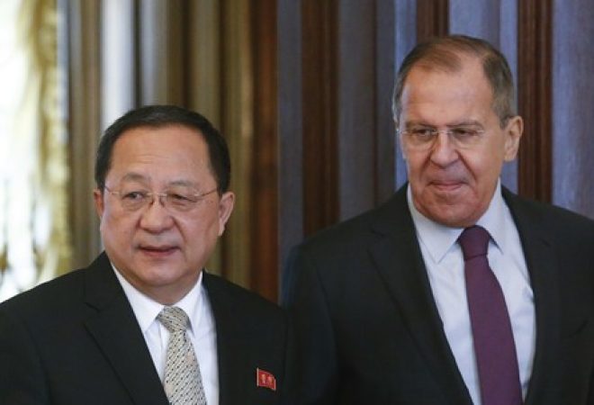 Ministro de Relações Exteriores da Rússia, Sergei Lavrov, e da Coreia do Norte, Ri Yong Ho, durante reunião em Moscou